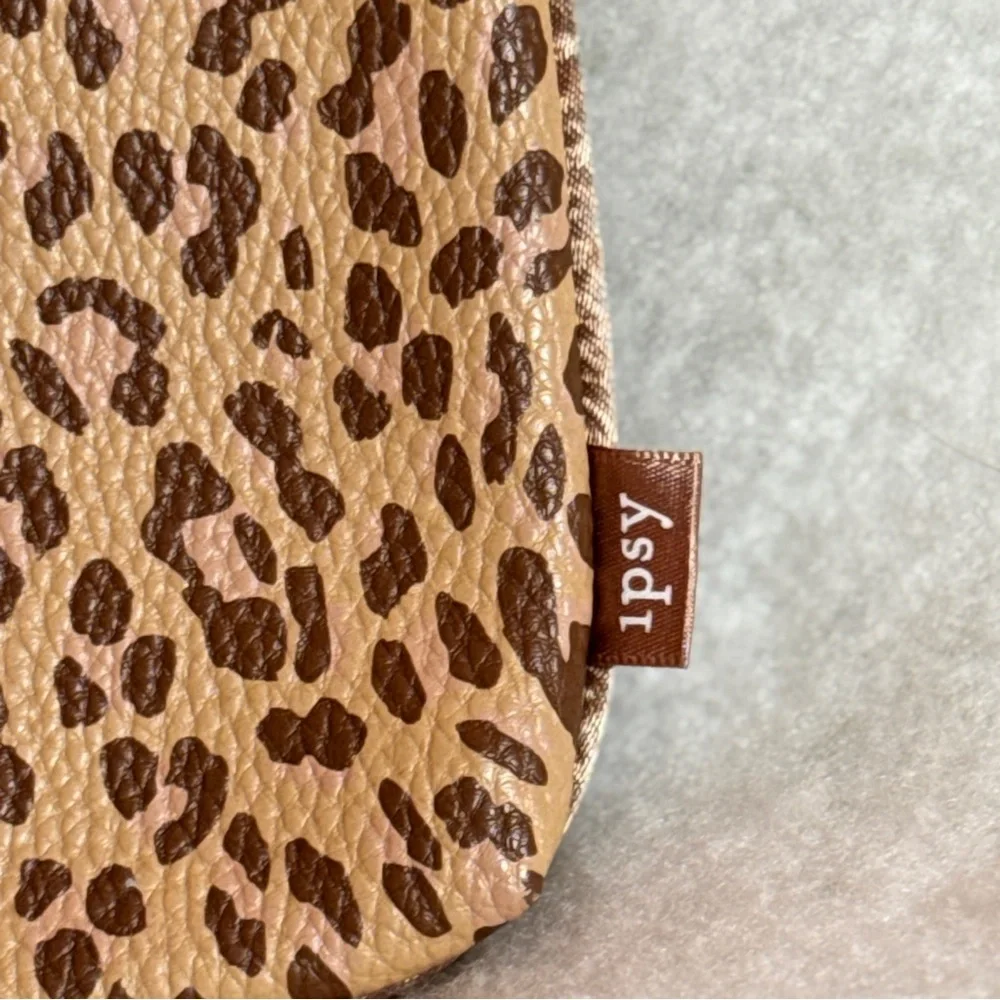 Ipsy Cheetah Tan & Brown Cosmetic/MakeUp Zipper Pouch‎ with Tassel